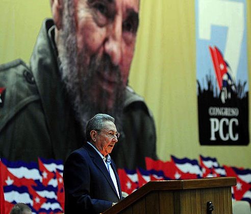 Raul Castro hizketan PCCren 7. kongresuan. OMARA GARCíA MEDEROS / EFE