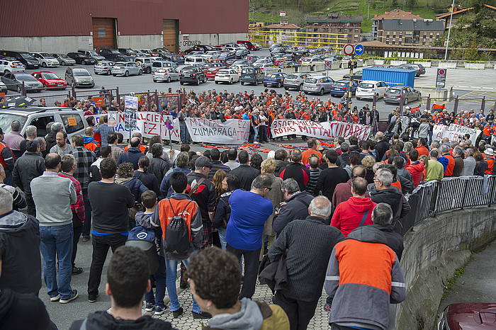 Arcelor-Mittaleko langileen protesta lantegi aurrean. JUAN CARLOS RUIZ / ARGAZKI PRESS