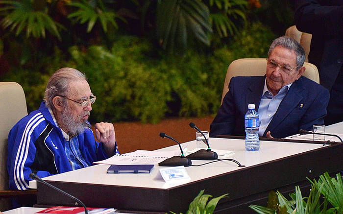 Fidel eta Raul Castro, PCCren zazpigarren kongresuaren amaieran. OMARA GARCIA MEDEROS / EFE