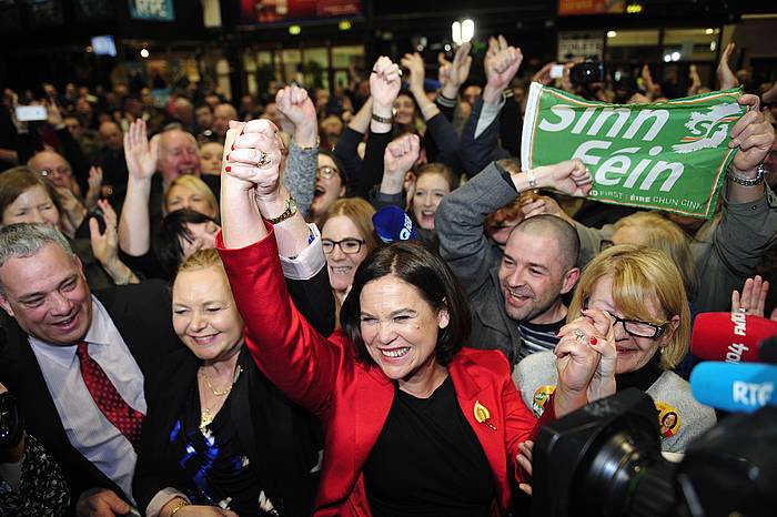 Sinn Feineko ordezkariak otsaileko hauteskunde gauean. AIDAN CRAWLEY / EFE