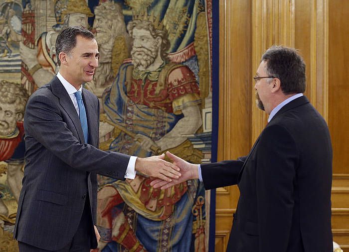 Espainiako erregea Foro Asturiaseko Isidro Martinezekin. ANGEL DIAZ / EF