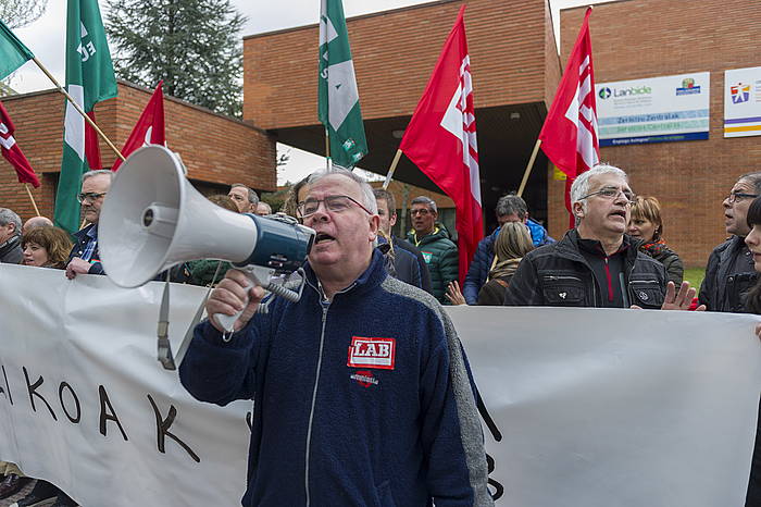 Lanbideren Gasteizko bulegoaren atarian salatu dituzte Blasco sailburuordearen hitzak. JUANAN RUIZ, ARGAZKI PRESS