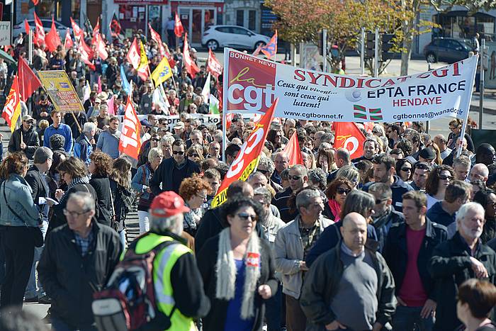 Lan erreformaren kontrako manifestazioa, gaur, Baionan. ISABELLE MIQUELESTORENA