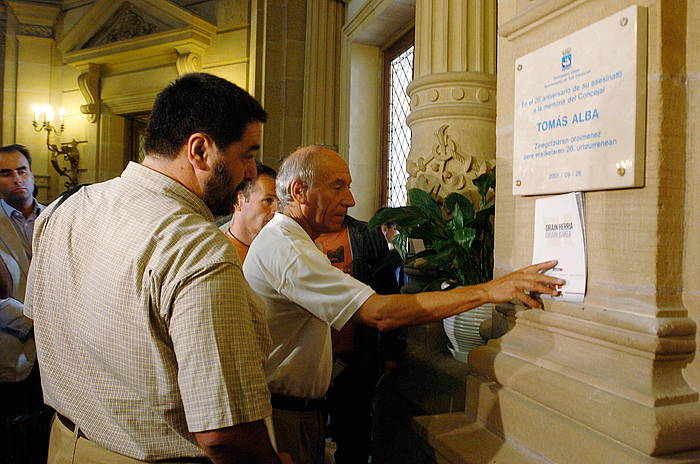 Tomas Albaren izena daraman plaka jarri zuten Donostiako udaletxean 2005ean. JON URBE / ARGAZKI PRESS