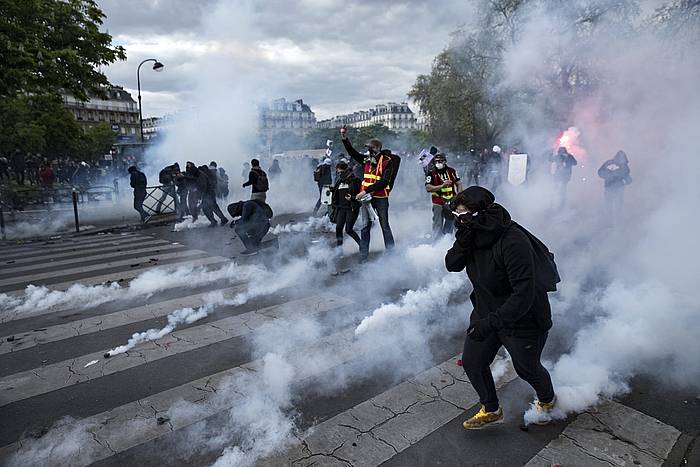 Manifestari talde bat Poliziari aurre egiten, atzo, Parisen. ETIENNE LAURENT / EFE