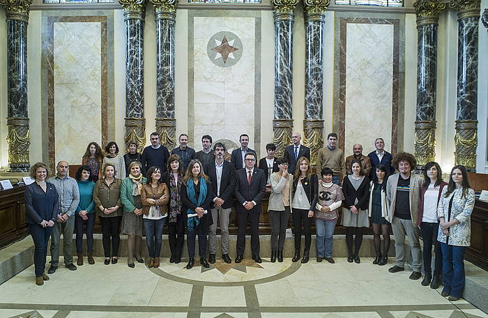 ZAS-ekin bat egin duten udal, erakunde eta gizarte eragileen argazkia, gaur, Donostian. JON URBE / ARGAZKI PRESS