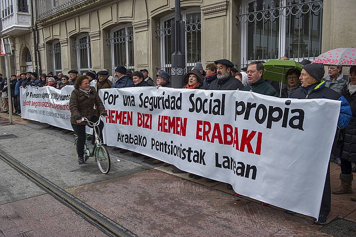 Hegoaldeko Pentsiodunen Plataformak egindako protesta bat Eusko Legebiltzarraren kanpoaldean, ordainak igotzea eskatzeko. JUANAN RUIZ / ARGAZKI PRESS