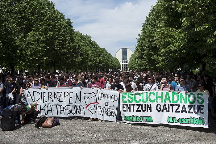 Ikasleak, NUPeko errektoretzaren aurrean protestan. IñIGO URIZ / ARGAZKI PRESS