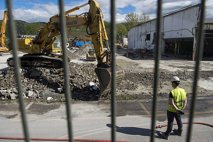 Eraikuntzako eta industriako soldata nominalak igo dira EAEn. irudian, Formica enpresa eraisteko lanak, Galdakaon (Bizkaia). LUIS JAUREGIALTZO / ARGAZKI PRESS