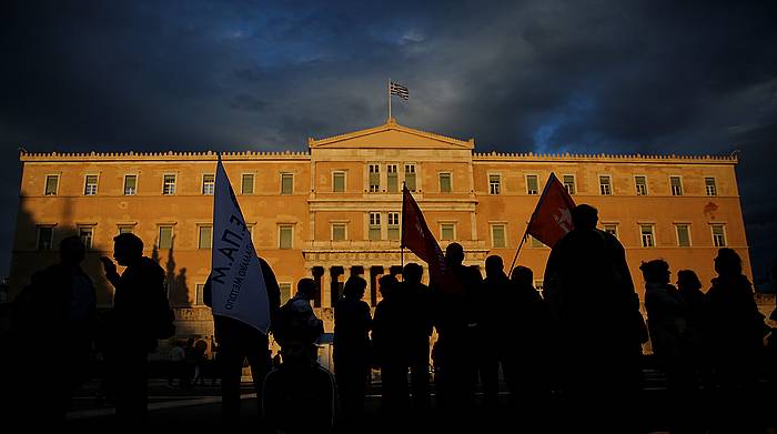 Milaka lagun elkartu dira Atenasko Syntagma plazan, parlamentuak onartutako neurrien kontra. ORESTIS PANAGIOTOU / EFE