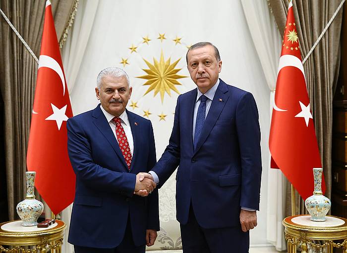 Yildirim eta Erdogan, elkarri bostekoa ematen. TURKIAKO PRESIDENTEAREN PRENTSA BULEGOA