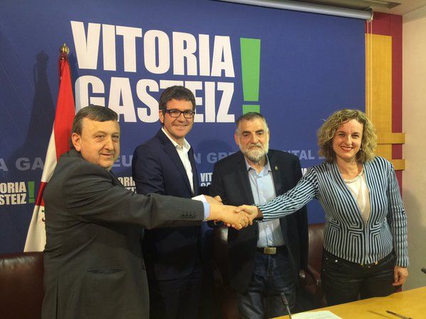 EAJ eta PSEko ordezkariak, akordioaren berri ematen. @PNVGASTEIZ