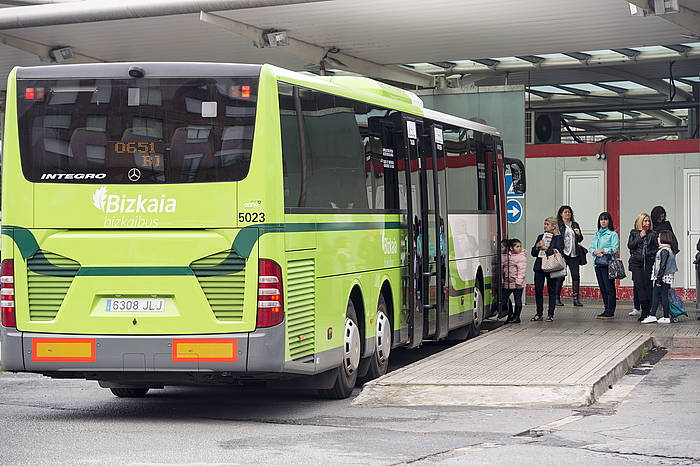 Bizkaibuseko autobus bat Bilboko Termibusen. MONIKA DEL VALLE / ARGAZKI PRESS