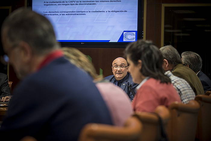 Patxi Baztarrikak Elebideren 2015eko memoria aurkeztu du Eusko Legebiltzarreko Euskara Batzordean. JAIZKI FONTANEDA / ARGAZKI PRESS