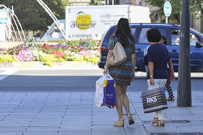 Bi emakume erosketak egiten Iruñeko zabalgunean. IDOIA ZABALETA / ARGAZKI PRESS