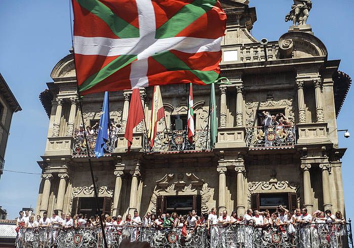 Sei hautagairen artean bozkatuko dute herritarrek txupinazoa nork bota erabakitzeko. JAGOBA MANTEROLA / ARGAZKI PRESS