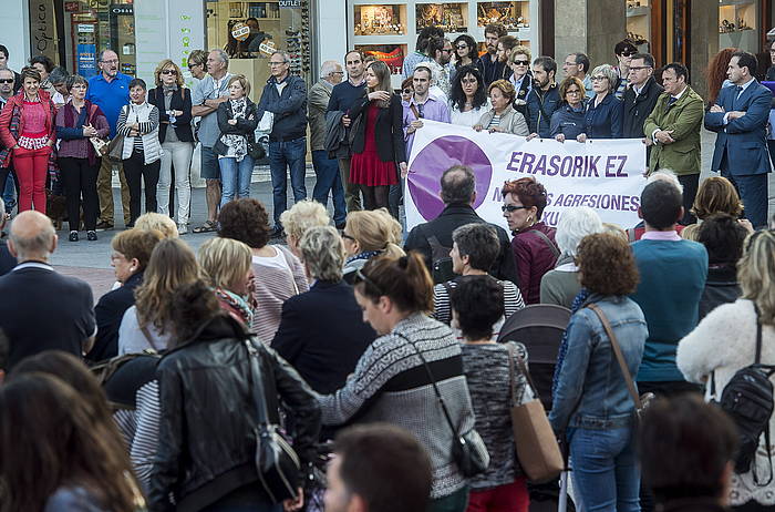 Telletxe plazan eginiko elkarretaratzea. LUIS JAUREGIALTZO / ARGAZKI PRESS