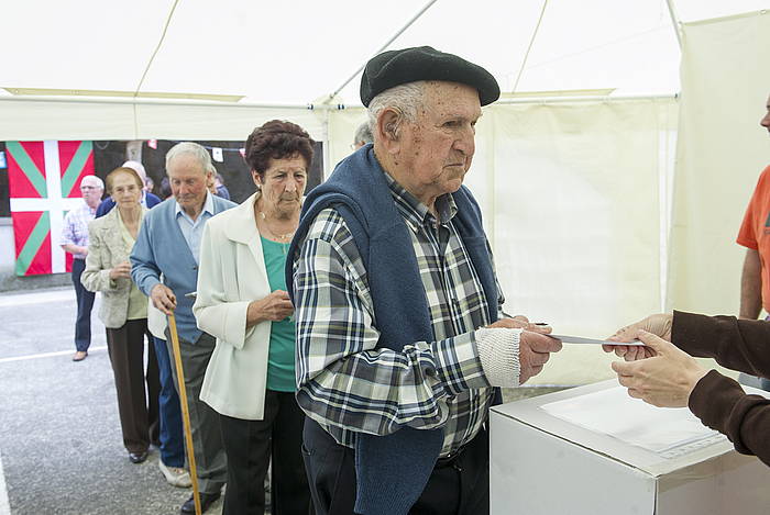 Ispasterko herritarrak galdeketan bozkatzen, gaur. MARISOL RAMIREZ, ARGAZKIAK