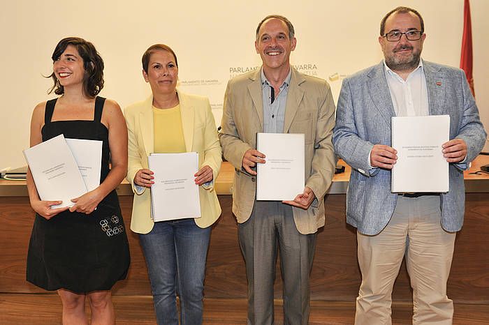 Nafarroako gobernu akordio programatikoaren sinatzaileak: Laura Perez (Podemos - Ahal Dugu), Uxue Barkos (Geroa Bai), Adolfo Araiz (EH Bildu) eta Jose Miguel Nuin (Ezkerra). IDOIA ZABALETA / ARGAZKI PRESS