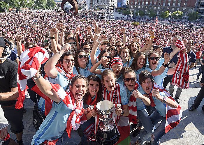 Athleticeko jokalariak koparekin, atzean zaleak dituztela. JAVIER ZORRILLA / EFE