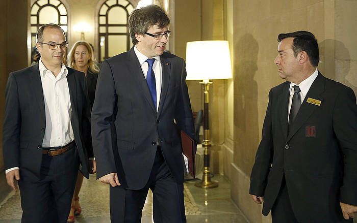 Generalitateko presidente Carles Puigdemont eta JxSiko eledun Jordi Turull, CUPen erabakia aztertzeko bilerara heltzen. ANDREU DALMAU / EFE