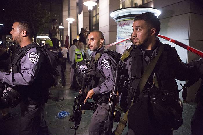 Polizia atentatua izan den inguruetan, Tel Aviven. JIIM HOLLANDER / EFE