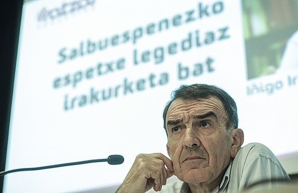 Iñigo Iruin abokatua, ostegunean, Sorturen Iratzar fundazioaren egoitzan emandako hitzaldian. JON URBE, ARGAZKI PRESS