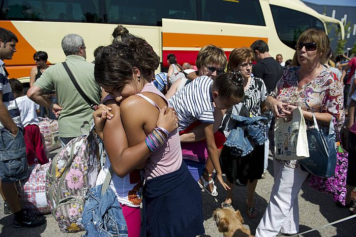 Gaztetxoak etxera bueltan, uda Euskal Herrian eman ostean. JUANAN RUIZ / ARGAZKI PRESS