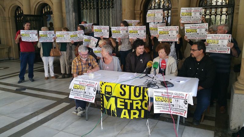 Metroaren aurkako mugimenduaren agerraldia Donostiako udaletxe atarian. SATORRALAIA