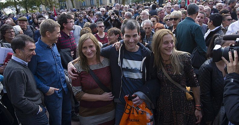 Argazkian, erdian, Sonia Jacinto, Arkaitz Rodriguez eta Miren Zabaleta, joan den urriaren 17an, Donostian, 'Bateragune auzian' kartzelatik irten eta sei egunera. JUAN CARLOS RUIZ, ARGAZKI PRESS