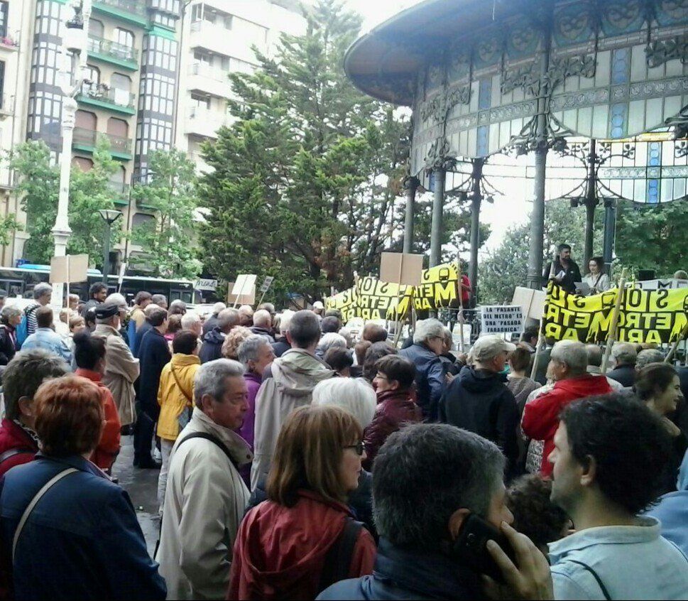 Ehunka lagun bildu dira Donostiako metroaren aurkako martxan. BERRIA