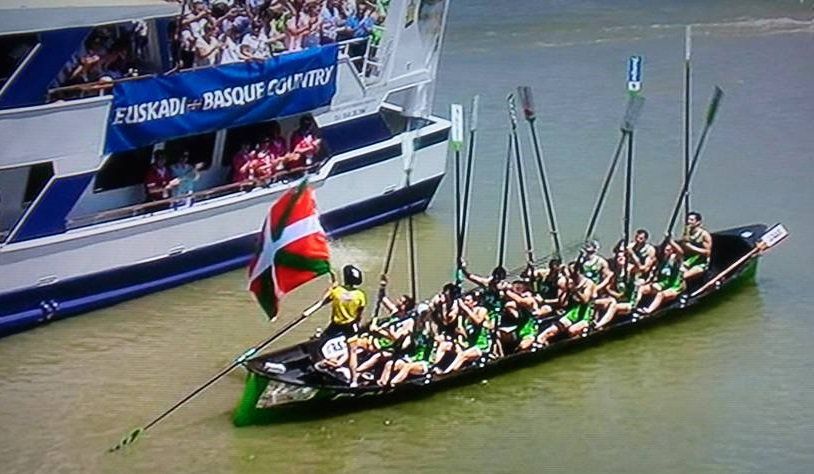 Hondarribiako arraunlariak bandera irabazi berritan. @ARRAUNAKGORA