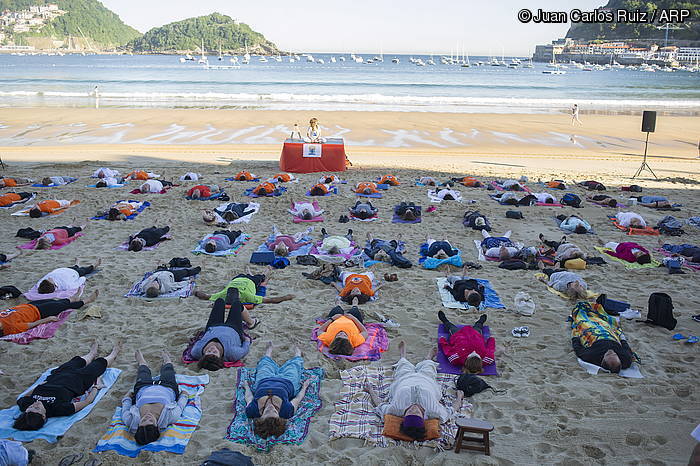 Goizeko yoga saioa, Donostiako hondartzan. JUAN CARLOS RUIZ