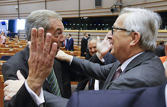 OLIVIER HOSLET / efe. JEAN-CLAUDE JUNCKER NIGEL FARAGERI KARGU HARTZEN.