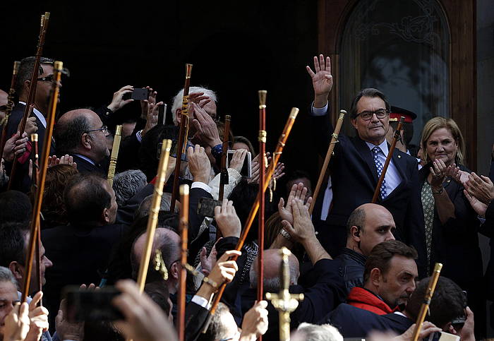 Artur Mas, iazko urrian, auzitegira deklaratzera joan zenean. ALBERTO ESTÃ‰VEZ / EFE