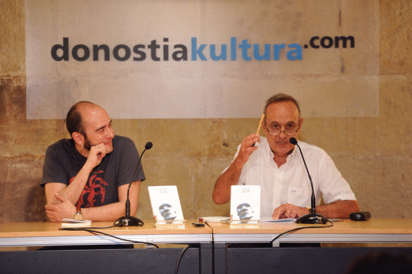 Mikel Soto (Txalaparta) eta Joxe Austin Arrieta, 'Estalien gradora' poema bilduma berri aurkezten, gaur, Donostian. JON URBE