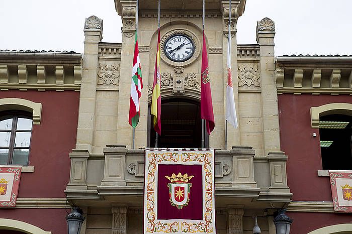 Ikurrina jarri zuten iazko festen hasieran Lizarrako udaletxeko balkoian. IñGO URIZ / ARGAZKI PRESS