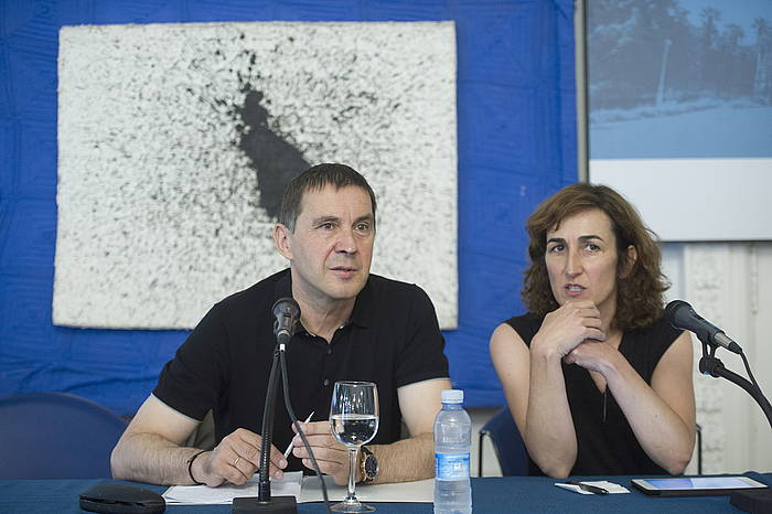 Arnaldo Otegi eta Lorea Agirre, gaur, Donostian, EHUko Udako Ikastaroetan. JON URBE, ARGAZKI PRESS