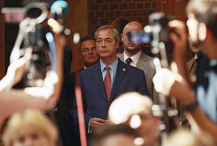 UKIPeko burro Nigel Farage, kazetariz inguratuta. SEAN DEMPSEY / EFE