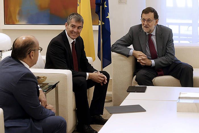 Mariano Rajoy eta Coalicion Canariako ordezkariak, Espainiako Gobernua eratzeko negoziazio bileran. JUAN CARLOS HIDALGO / EFE