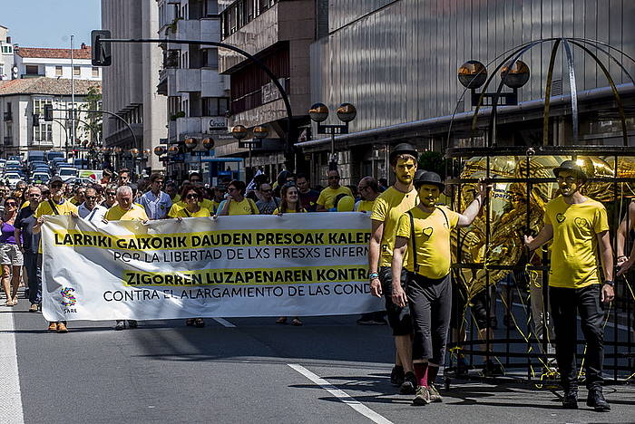 Lopez de Abetxuko euskal presoaren egoera salatzeko manifestazioa egin dute Gasteizen. JAIZKI FONTANEDA / ARGAZKI PRESS