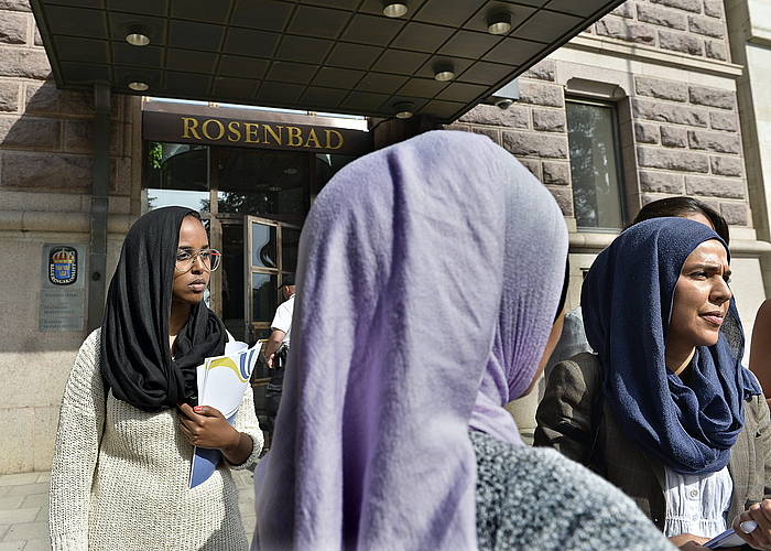 Neska bat buruko zapiarekin, erlijio askatsunaren aldeko protesta batean. ANDERS WIKLUND / EFE