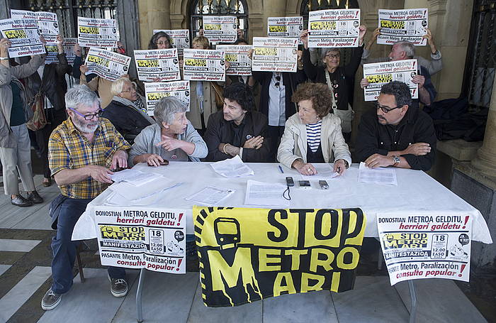 Ekinean, hainbat laorretako pertsona ezagunek bat eginzuten Donostiako metroaren aurkako aldarriarekin. JON URBE / ARGAZKI PRESS