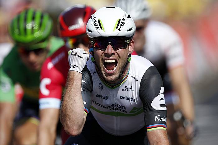 Mark Cavendish amorru keinua eginez, aurtengo Tourreko etapa batean. KIM LUDBROOK / EFE