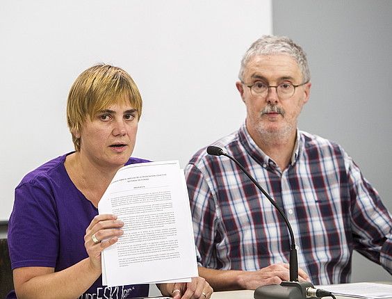 Ainhoa Etxaide (LAB) eta Adolfo Muñoz (ELA), Toñaren dimisioa eskatu zuten agerraldian. MARISOL RAMIREZ / ARGAZKI PRESS