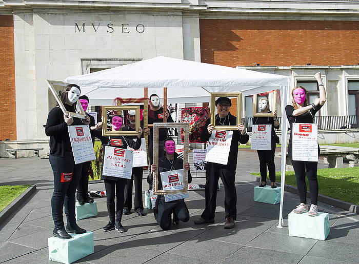 Langileek ekainaren 16an museoaren atarian egindako protesta. MARISOL RAMIREZ / ARGAZKI PRESS