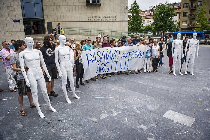 Elkarretaratzea Donostiako auzitegi atarian. GORKA RUBIO / ARGAZKI PRESS