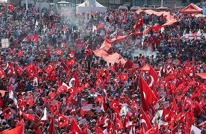 Oposizioko kideek manifestazioa egin zuten larunbatean. TOLGA BOZOGLU / EFE