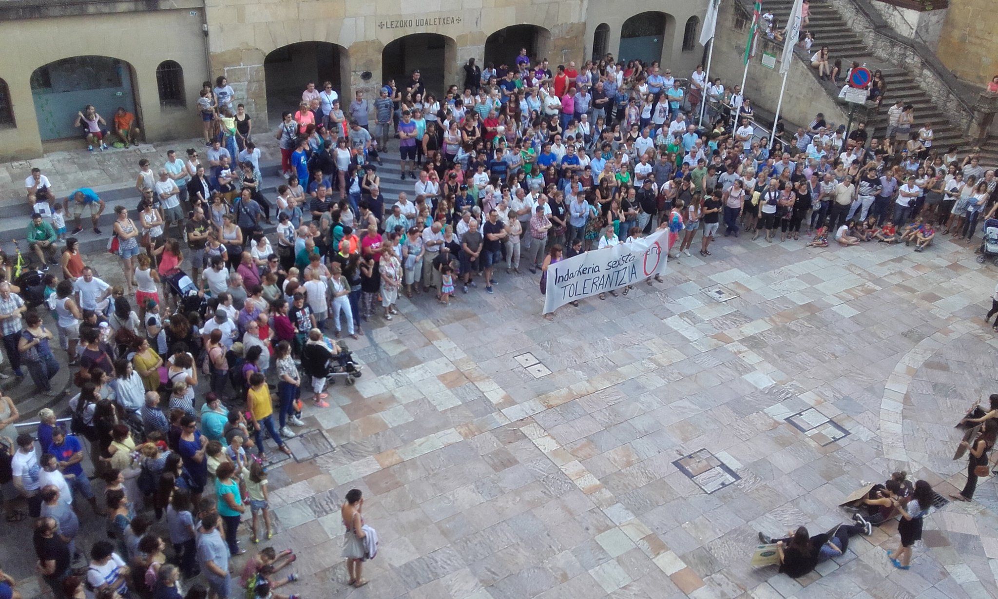 Ehunka lagun batu dira Lezoko protestara. LEZOKO HITZA