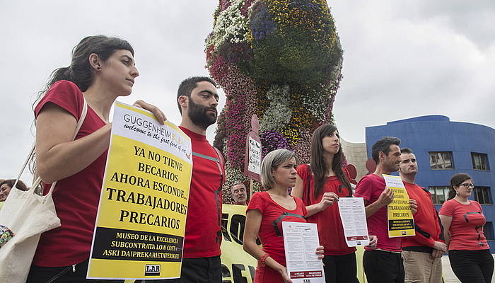 Guggenheimeko azpikontratatutako langileen protesta Puppy txakurraren alboan. MONIKA DEL VALLE